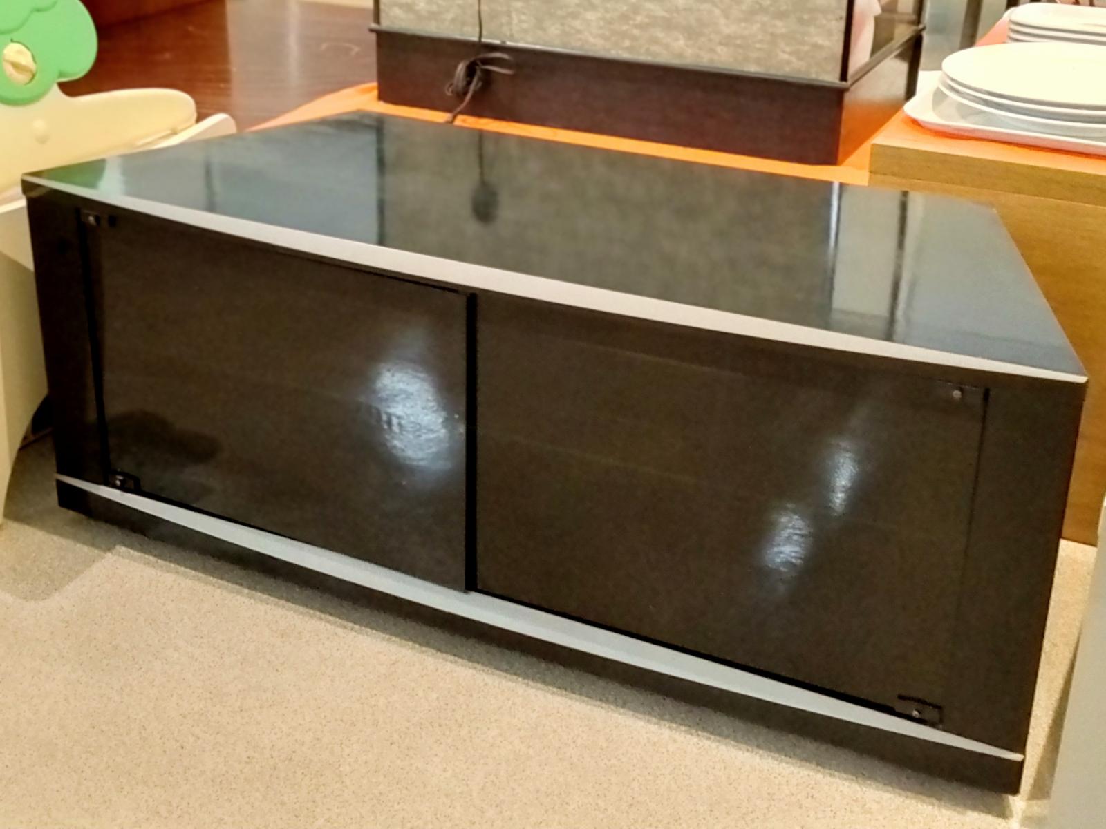 ガラステレビ台